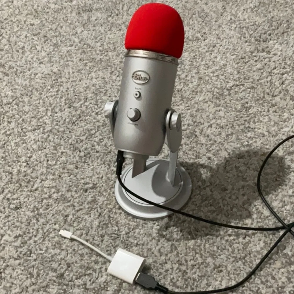 BLUE YETI SILVER MICROPHONE!! EUC CORD AND PHONE ADAPTER INCLUDED!